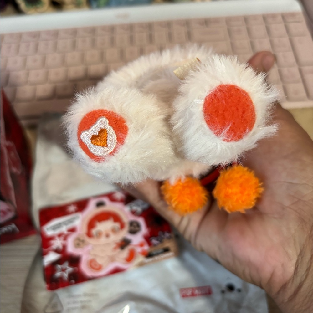 Hello Kitty Red and White Doll with Accessories - Picture 3 of 8